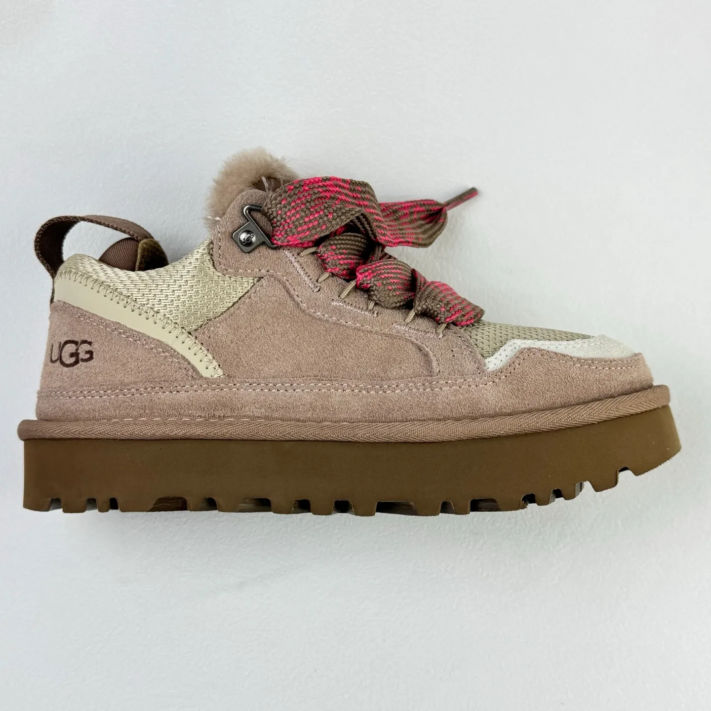 Local 💰600 OEM grade 4032 Mel series, top workmanship, super stable version ✔️ Good looks and texture, suede leather + low-key logo show retro, classic two-color shoelaces can be worn as two shoes ✔️ So comfortable that you want to weld your feet, ultra-light material + 5cm thick sole, increase height without tiring the feet, wool insoles are warm and breathable, no pressure for commuting and shopping all day long ✔️ I love the details: wide shoelaces for photos. Sizes 34-40 are suitable for a variety of foot types. Slight stains can be wiped clean with a damp cloth. The loose feeling in early autumn is all due to it. You can close your eyes and avoid stepping on thunder! 👟